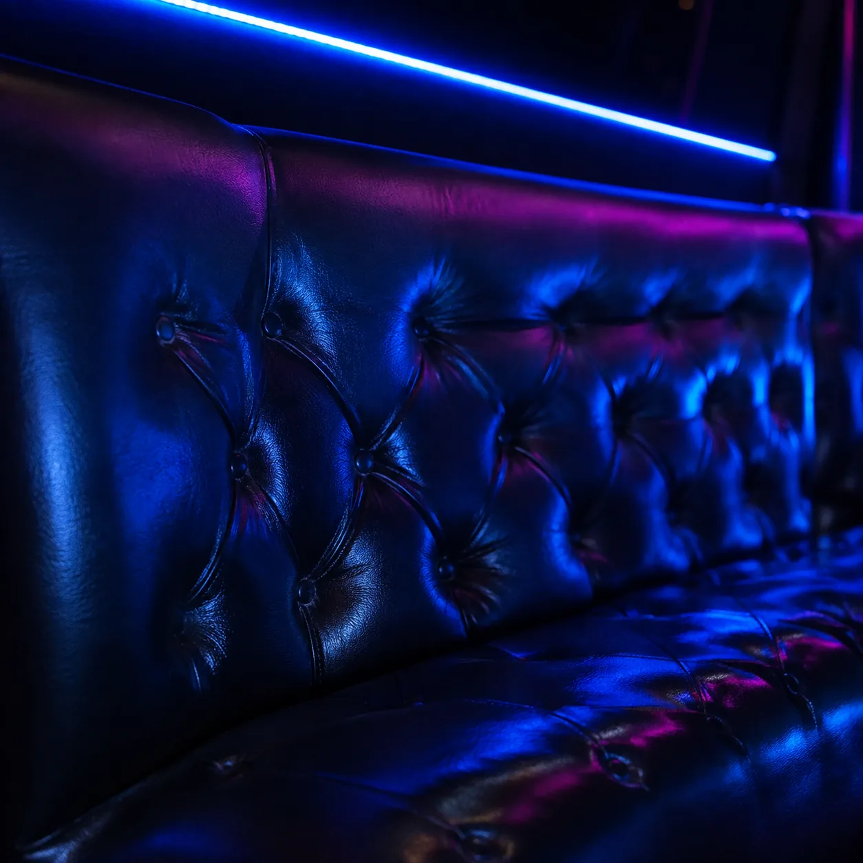 Butacas de cuero de un bus discoteque iluminadas con luces LED