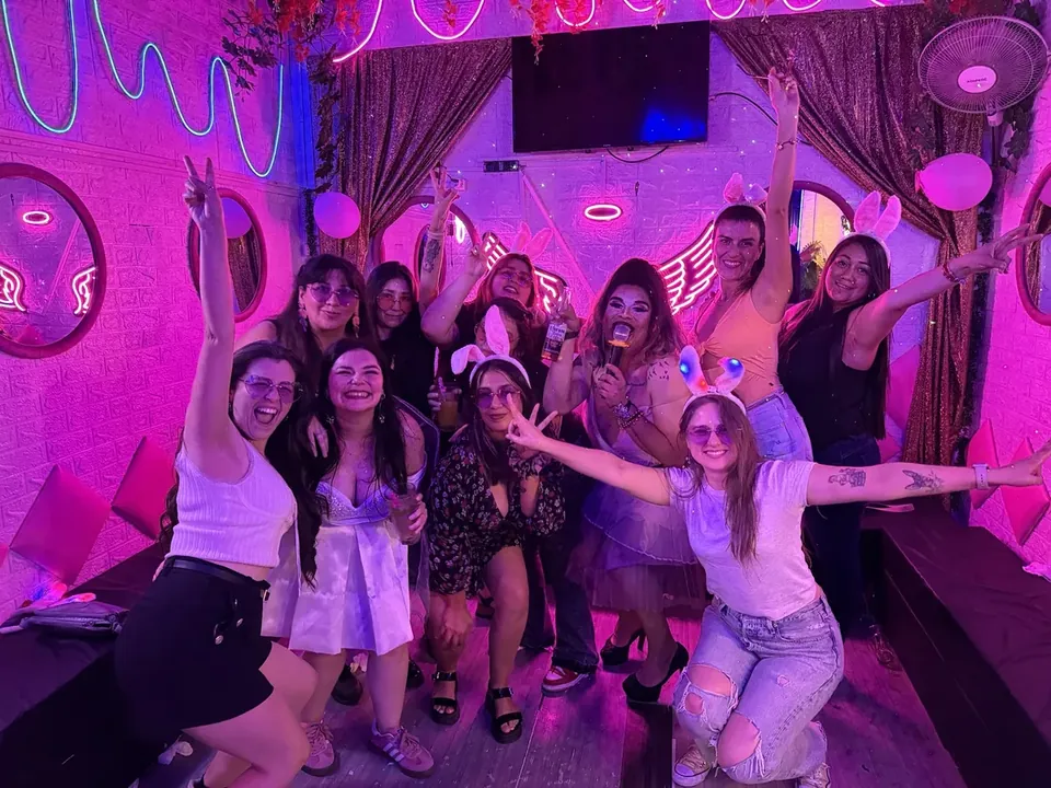 Grupo de amigas celebrando una despedida de soltera en el Club de Princesas, Santiago