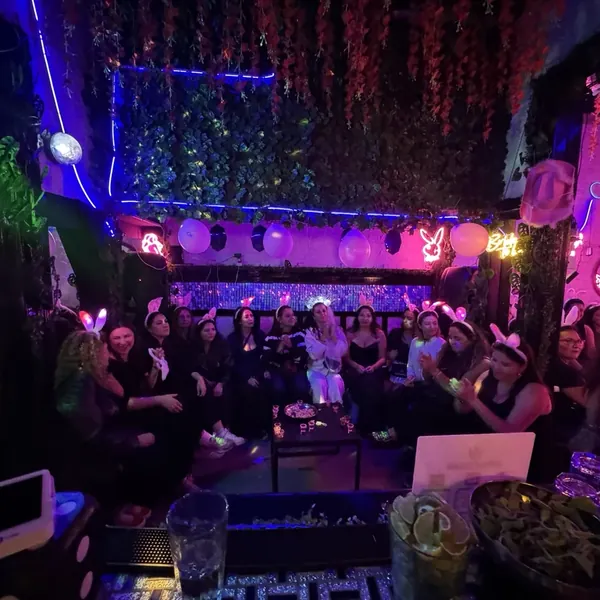 Salón del Club de Princesas lleno en una noche de despedidas de soltera
