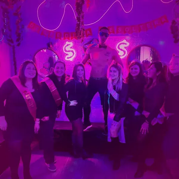 Show de vedettos para la novia en el Club de Princesas