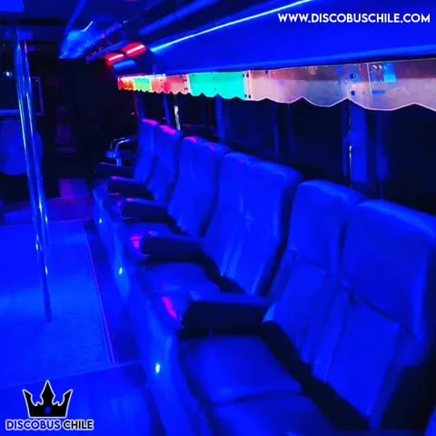 Asientos del DiscoBus Chile con luces azules