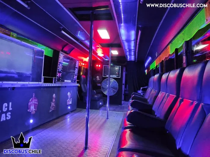 Interior del DiscoBus Chile con caño de baile y luces LED