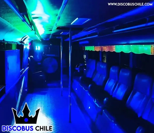 Interior iluminado del DiscoBus Chile con caño central
